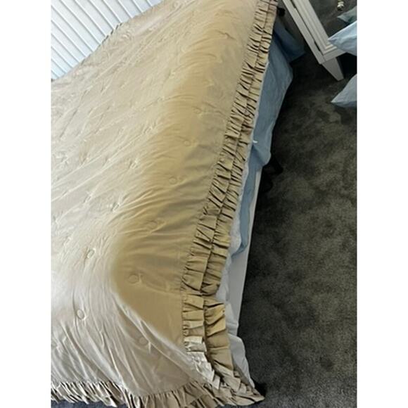 Daniel Cremieux Beige/Gold "Chocolate" ruffled coverlet Full/Queen Size - Picture 12 of 14